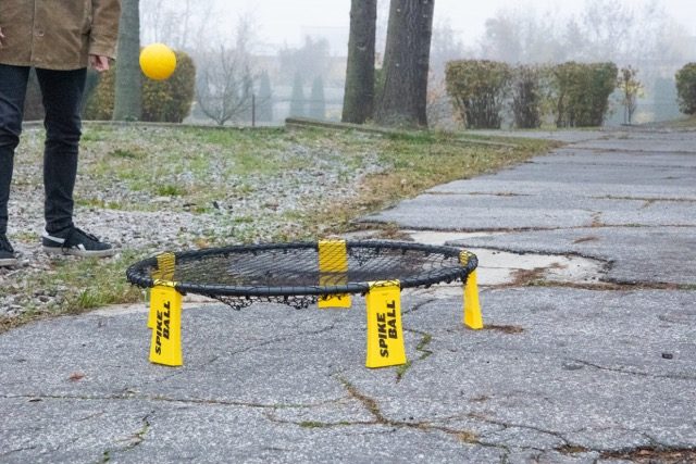 spikeball strednej veľkosti