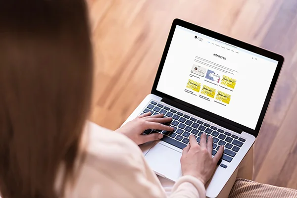 Animátorka pracujúca s online metodickými materiálmi